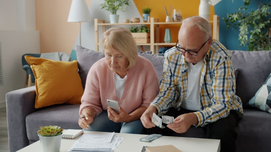 Pareja mayor revisando su Afore 2026 y sus finanzas en casa